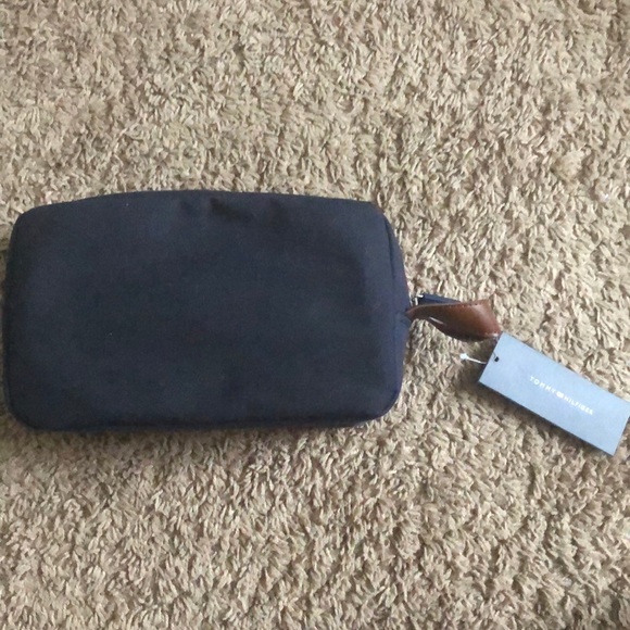 New with tags tommy hilfiger travel kit. - Picture 2 of 4